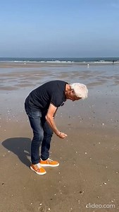 Nous célébrons aujourd'hui les océans qui nous entourent et les paroles de "Nostalgies" sonnent plus actuelles que jamais. Les océans sont beaux, ils sont pleins de vie, mais ils sont aussi fragiles, à nous de contribuer à les préserver au quotidien 🌊 S'il y en a qui nous entendent, "qu'ils chantent avec nous ma chanson" ! https://kuronekomedia.lnk.to/Nostalgies | Gérard Lenorman – OFFICIEL