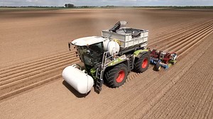 DVD & Blu-ray Tipp! 🎬📽️ "Bullentreffen - Landtechnik in Aktion". Der von Timo Sämann kommentierte und in 4K produzierte Film verfügt über 38 Kapitel und über zwei Versionen. So seht Ihr sowohl die Sprachversion mit vielen interessanten Informationen über die Betriebe und deren Maschinen, als auch die Originalversion mit dem reinen Sound der Maschinen. Alle Infos zur Serie findet ihr unter: www.landtechnik-dvd.com/bullentreffen | Landtechnik-DVD.com