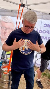 99K views · 5.7K reactions | Odpoledne pokračování tour “Pojď na Karla”, tentokrát jsem vám pivo #tocenykarel a malinovku čepoval na Praze 12 u Vltavy. Pak rychle domů, dát se do gala a bleskový přesun na Mezinárodní hudební festival Český Krumlov, který jsme dnes zahajovali a který pravidelně navštěvuji už více než čtvrtstoletí  | Karel Havlíček | Facebook