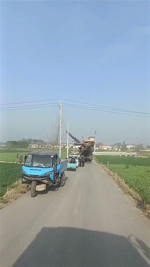Crane truck tips over while lifting vehicle in Hebei, China