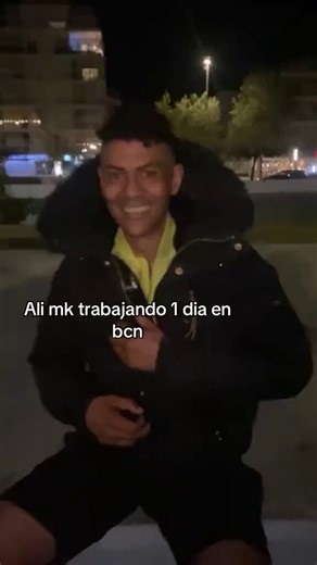 🇪🇸 | Magrebíes se graban enseñando móviles robados en Barcelona tras lo que denominan un «día de trabajo».