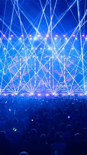 Turn it up🔊 Destination Calabria is more than a track - it’s pure energy!🎉 An unforgettable beat, a global rhythm, and a dance anthem powered by @alexgaudino 🌍✨ 🪄 SYNTHONY 🎧 Alex Gaudino 💿 Destination Calabria Watch all our reimagined performances: ▶️ youtube.com/@SYNTHONY 🍯 Presented by: @manukaphuelnz 🎻 Performed by: @aklphil 🪄 Conducted by: @maestrasgw 🎙️ Vocals by: @emilyurbandiva 🇳🇿 Auckland, New Zealand 🎶 Discover upcoming shows and tickets at SYNTHONY.com #synthony #orchestra