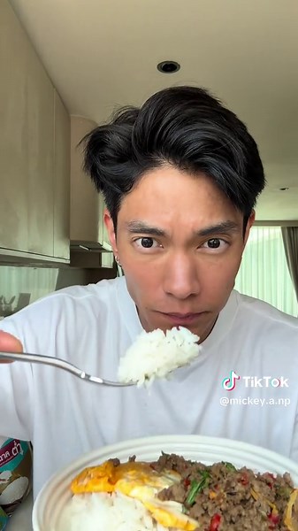 ทานข้าวแบบไหน…อย่างไร..ไม่ให้อ้วน?! 👉🏼ทานพลังงานรวม แคลอรี่ ให้สมดุล 👉🏼ทานคาร์บ โปรตีน และกากใย อีกเคล็ดลับของผมคือ ผมเลือกข้าวฉัตรไลท์ 👉🏼ช่วยคุมและลดระดับ น้ำตาลในเลือด 👉🏼ให้พลังงานต่ำ 👉🏼เหมาะมากๆ กับคนที่รักสุขภาพครับ #ข้าวตราฉัตร #ข้าวฉัตรไลท์ #ข้าวน้ำตาลต่ำ #ข้าวเพื่อสุขภาพ#CapCut