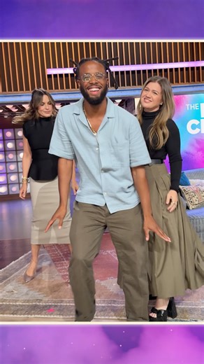 The Kelly Clarkson Show on Instagram: "Dun dun... Kelly learns the #SVU dance with Mariska and creator Stephon Vann!"