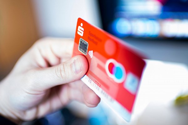 Sparkasse, DHL und Amazon: Vorsicht vor Phishing! So schützt du dich!