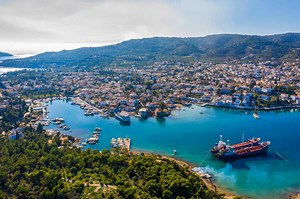 A COMPLETE GUIDE TO SPETSES ISLAND, GREECE