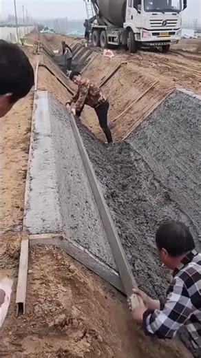 Collaborative smoothing process of cement trench slopes