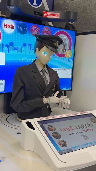 I ran into an AI robot in the Japanese subways