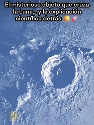 🌕 ¿ALIENÍGENAS PATRULLANDO LA LUNA O SOLO UNA ILUSIÓN? 🌕A plena luz del día ves algo pequeño que cruza rápidamente frente a la Luna… Parece que vuela pegado a su superficie. Como si una nave extraterrestre estuviera inspeccionando nuestro satélite.Muchos gritan “¡OVNI!”, “¡base lunar secreta!” o “¡nos vigilan!”.Pero la verdad (o la versión oficial) es más sencilla: satélites, meteoroides o aviones que pasan entre la Tierra y la Luna.El zoom del telescopio crea la ilusión de que está “pegado” a