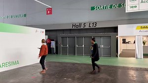 C’était vendredi 4 novembre, voilà déjà une semaine. L’arrivée du Ford 5000 Super Major attelé à la Poclain, au SIMA Paris comme si vous y étiez 😉 | Jean Pierre Noret- Passion et Collection