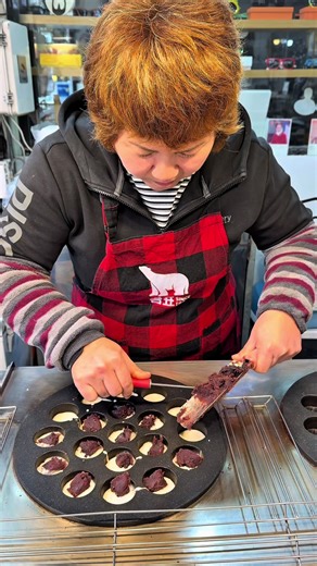 Watching these little pancakes cook to golden perfection is so satisfying 😍 Crispy outside, soft inside, and made fresh right in front of you — street food moments you can smell and taste!👅 #StreetFood #fypchallenge #fypageシ #foryou #MiniPancakes