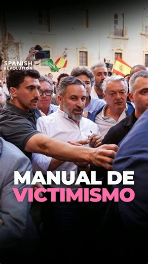 ⚠️ Granada. Protestas antifascistas por un acto de la extrema derecha, cordón policial y una decisión que lo cambia todo: en lugar de rebajar el clima, Abascal empuja hacia el choque. Resultado: ultras saltando el cordón, provocaciones constantes y una escalada que no es casual.🚨 El patrón es conocido. Se fuerza el conflicto, se busca la imagen y después se reescribe el relato para presentarse como víctima. Mientras tanto, la respuesta policial vuelve a señalar en la misma dirección.