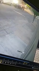 ⚠️ Alerta precaución, ya se había alertado de este modus operandi a las personas de la tercera edad ⚠️ Está persona que se aprecia en el vídeo, acompañando a una persona mayor, llegó a un domicilio de la calle 24 de la colonia lomas de Polanco y le dijo a esta persona de la tercera edad que le regalaría una despensa, una silla de ruedas y una andadera que solo la tenía que acompañar por ellas. En el camino le quito su bolsa $1,000 que tenía, anillos, aretes, su medicamento y sus credenciales y l