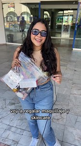 regalando makeup y skincare en la calle😳 | gillian.sagardi