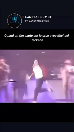 PLANÉTARIUM XX on Instagram: "Lors d’un concert de la tournée HIStory World Tour (1996–1997), Michael Jackson avait un moment spectaculaire où il montait sur une grue pour survoler le public pendant la chanson “Earth Song”. Pendant un de ces concerts, un fan a réussi à échapper à la sécurité, a couru sur scène et a sauté sur la plateforme de la grue pendant que Michael était dessus. Michael Jackson, très calme, ne l’a pas repoussé. Il a continué à chanter, gardant son professionnalisme. La sécur