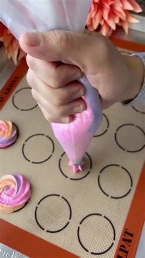 Piping a set of summertime sunset- inspired macs made with Italian meringue. What would you fill these with? I have been using French method to do rosettes or textured macarons. Using the Italian method can be trickier for this but I do love the smoothness and glossiness of these macarons. @fancysprinkles jelly hues colors @nycake 1M tip @mysilpat macaron mat 🏷 #piping #macaronpiping #pochage #pochagedesmacarons #macarons