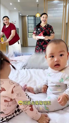 Baby playing with sister is so funny!!😂 お姉ちゃんの “やさしいイジリ” が止まらない！😂💞