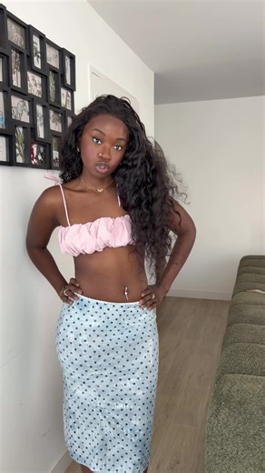 L’été commence maintenant avec les Summer French Days chez PLT 🌸 Profitez de -30% pour lancer la saison en beauté. C’est le moment de remplir votre panier sans culpabiliser. 🛍️✨ **Hors nouveautés et beauté Top rose : https://prettylittlething.onelink.me/EzmU/rxlpb000?utm_source=sptiktok&utm_medium=social&utm_campaign=amiinatoxx Jupe sequin : https://prettylittlething.onelink.me/EzmU/peeew5wv?utm_source=sptiktok&utm_medium=social&utm_campaign=amiinatoxx Robe longue crème : https://prettylittlet