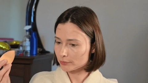 clip-4031661561-woman-applying-contour-blending-makeup-sponge