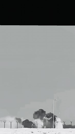 When you install Windows 95 in a fighter jet mean while Dubai Air show Present India’s Down Show 😂💔 #tejas #jet #crash #Pakistan #india #IAF #dubaiairshow #Teja #modi #accident | Syed Ali Raza