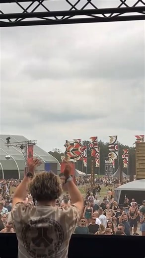 The Raver on Instagram: "Weekend Warrior Ravers! 💪😎🎊 It's Rave-Back Thursday! 💫 And today we'll rave-back to the holy grounds of "Defqon.1 2025 | Where Legends Rise"! 🙌✨🤩🧡⚔️ Exactly 5 months ago already, we gathered at the sanctuary called the GOLD stage 🥇🧡🤩, for some real Early Hardcore like Early Hardcore is meant to be! 💪🧡🌞😎🥳🎧🎚🎛🔊🎉 I still want to thank everyone who stayed true to the core of our GOLD tribe during my set! 🙏✨🧡🥇 Even with the always popular POWER HOUR cami