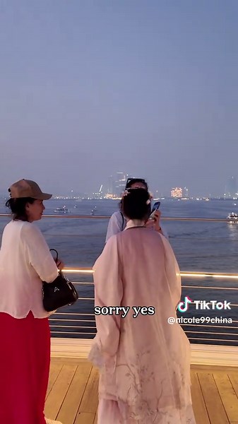 人生是用来体验的,不是用来演绎完美的,穿汉服在迪拜的街头走一走 Life is for experience, not for perfection. Wear Hanfu and walk on the streets of Dubai. #bluewater #dubai #hanfu #tour #happy #