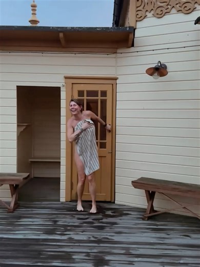 Kristin Lagerqvist on Instagram: "Så njutigt & härligt - här kommer denna juliga vecka i ett svep 1. Mina kollegor bokade bastu med kallbad & bjöd på grönkålspaj 2. ”Jag filmar allt så får du klippa sen…” 😅 3. Julblommor i kök 4. Hela huset dofta nu hyacinter 5. Nyo mig i armen! 6. Kortspel med killarna 7. Outfit & grym ljudbok på av @johannahector_ ♥️”Konsten att dö ung så sent som möjligt” TIPS! 8. Från torghandeln i Varberg 9. Vackraste platsen i världen 10. Bastu ökar blodcirkulationen och