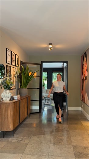 Michèle van der Horst | INDUSTRIEELCHIQUE on Instagram: "•INSPIRATION• Vandaag ben ik samen met Matthijs en Lynn weer eens ouderwets op pad geweest om inspiratie op te doen in een aantal winkels waaronder Zitmaxx👏🏻 Ik heb zo onwijs veel toffe dingen gezien 😍 Geeft ook meteen inspiratie om thuis aan de slag te gaan. Ik moet alleen nog een beetje geduld hebben met mijn knie zodat ik ook zelf aan de slag kan 😅 Dus fast forward naar de periode waarin ik weer zonder krukken en pijn door het huis