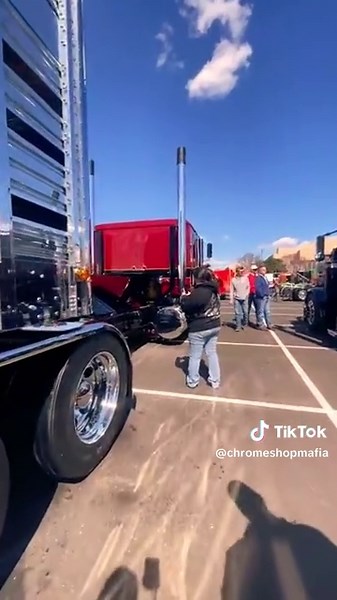 Checking out @Tyler Van Der Zwaag ‘s #1986 #international9670 with his #2025 #wilsonlivestocktrailer got best of show for limited mile combo at #mats2025 . . . @4statetrucks