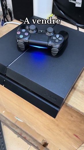 PlayStation 4 à vendre avec 12 jeux - Bon état
