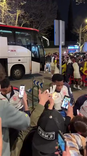 Gonzalo Plata firma a Angelo Preciado — momento divertido