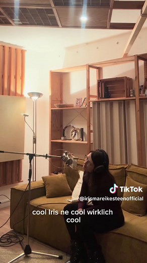 Studio-Momente, die mein Herz hüpfen lassen. 🥰 Wenn man gemeinsam sucht, lauscht, nachjustiert – und plötzlich stimmt alles. Ein kleiner Einblick. Bald hört ihr mehr. ❤️