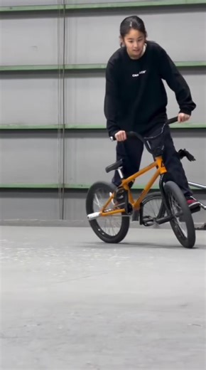 Niños entrenando BMX en Japón
