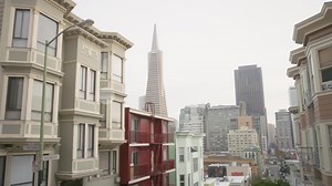 DampRid atrae y atrapa el exceso de humeded, eliminando el aire estancado y los olores a moho. | DampRid