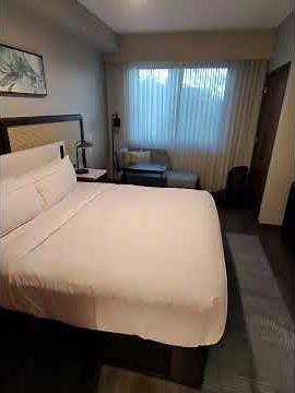Hilton Grand Vacation Club Maui Bay King room tour