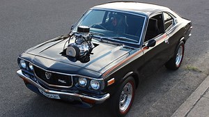 [ WINDUP ] is Goran's 1974 Mazda rx3. If the supercharger setup looks familiar you're probably thinking about 2000's when it was on [ BLODIS ], a Pac Performance car. Goran found this coupe in Brisbane 10 years ago. He has completed a ground up restoration including that stunning Custom Cherry black paint. But... you guessed it! you've got to HEAR this one!! 🖤 🎧 🖤 Specifictions: 1974 Mazda rx3 Coupe 13b series 5 bridge port engine GM 371 Supercharger 6psi pulley Injection perfection throttle 