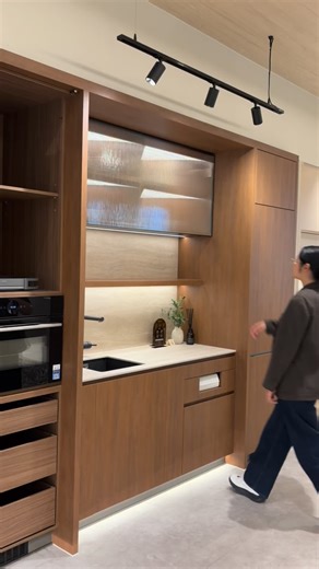 Specialist in kitchen maker. Soft-close system. Food grade worktop. สอบถามรายละเอียดเพิ่มเติม LINE ID : @modula Call : 093-789-7700 (CDC รามอินทรา) 096-779-7700 (The Crystal ราชพฤกษ์) ——————————- ชมชุดครัวและตู้เสื้อผ้าได้ที่โชว์รูม MODULA Kraft Cabinet 📍Crystal Design Centre อาคาร F ชั้น 2 ห้อง 209 📍The Crystal SB ราชพฤกษ์ ชั้น 1 #kitchen #kitchendesign #homekitchen #modulakitchen #modulakraft #interiordesign #homedesign #homedecoration #sapienstone #kitchenideas #modulakraft #viefe #foodgrad