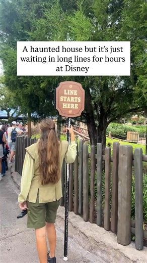 ➡️Check the comments for a link to my free pdf guide to using Lightning Lanes at Walt Disney World! You don’t have to wait in long lines on your Disney vacation! And you don’t need pay for the most expensive Lightning Lane option (Premier Pass) either. Here’s how to have a magical vacation without waiting in long lines: ✨ Avoid visiting during the busiest times of year if you can: these are going to be around school holidays like President’s Day, spring break, and Christmas break. ✨ Choose the b