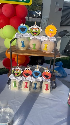 Book with us for your next event ❤️💛💚💙! Sesame Street themed Candy Apples 🍏 , Rice Krispy Treats, and Chocolate Pretzels 🥨 ! #candyapples #chocolatericekrispies #chocolatepretzels #sesamestreet #elmo #desserttruck #candygrapes | Treats by Journey
