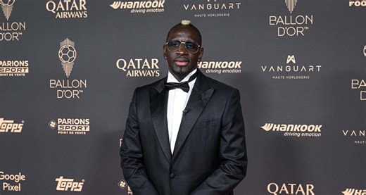 L'ancien joueur du PSG et de l'équipe de France, Mamadou Sakho, annonce la fin de sa carrière