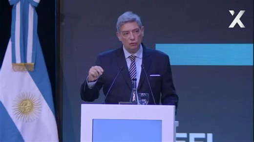 La obligación de tener reservas es consecuencia de otra obligación previa: la de intervenir en el mercado cambiario. Si el Estado no prometiera vender dólares a importadores ni fijar o administrar el tipo de cambio, no necesitaría reservas para cumplir esa promesa. No existe artículo alguno de la Constitución que imponga la intervención necesaria del Estado en el mercado de cambios.Es un afirmación que está en las antípodas del liberalismo. La razonabilidad de la emisión de la moneda no depende 