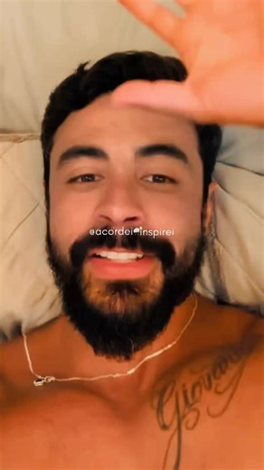 Existem sinais claros de um homem que ainda não amadureceu. É aquele que fala bonito, promete, encanta… mas não executa nada. Vive no discurso, mas na prática deixa tudo pela metade. Palavra sem atitude não sustenta nada. Também tem aquele que se sente pressionado por resolver o básico. Coisas simples viram peso, responsabilidade vira problema. Falta postura, falta ação, falta presença. E uma relação não se constrói com alguém que foge do mínimo. Tem ainda o que vive de potencial. É cheio de pla