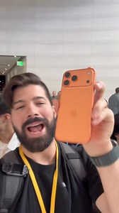 1.8M views · 25K reactions | LO TENGO EN MIS MANOS - iPhone 17 Pro Max  y muchos de los rumores eran ciertos. Desde el cambio en diseño, módulo de cámara triple de 48MP, mejora de cámara selfie a 18MP, procesador A19 Pro, mejor batería y nuevos colores. ¿Qué te parece este primer vistazo? Desde ya te leo en los comentarios! | Mau Lozano Tech | Facebook