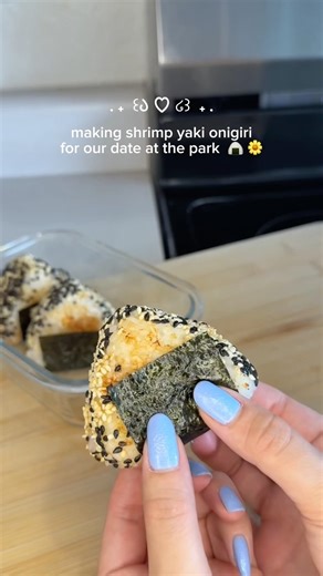 the perfect spring day with mini spicy shrimp yaki onigiri 🍙 🌼 #lunchideas #cookingvideo