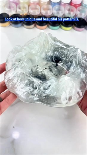 DIY a unique ashtray by yourself.😍😍😍#Tatcha #resinart #resin #epoxyresin #diy #uv #resinglue #tiktokdiy #factorydirectsales #diyresin #tiktok #ordinarykeytool #glue #handamade #resinaepoxi #brecelet #diamond #resina #resinartist #comedia #ashtray @Chinese glue factory @Glue Manufacturers