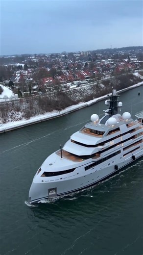 “今天我们为您介绍一艘真正改变行业规则的超级游艇——O3。这不是一艘传统的奢华艇，而是一艘为 极地探索和环球远航 而生的海上巨兽。它的故事始于 ‘Shackleton’ 这一名字，象征着人类探险...