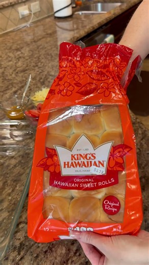 Kentucky Hot Brown Sliders RECIPE on dinnerin321.com #slider #sliders #derby #appetizer #recipe #yum