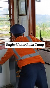 567K views · 6.1K reactions | Seperti inilah proses pelayanan buka dan tutup palang pintu perlintasan untuk mengamankan Kereta Api yang akan melintas.  #keretaapiindonesia #keretaapikita #indonesianrailways | Bayu Santoso | Facebook