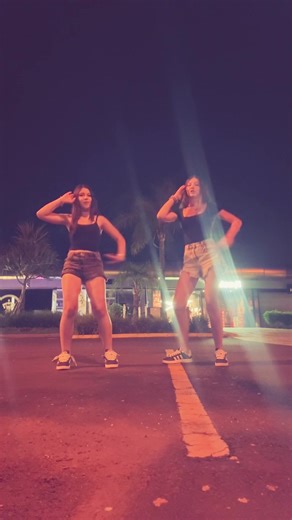 Dancinhas em Dupla: As Melhores Trends com Amigas