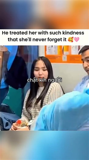 cô gái này nhường chỗ cho ông bố đơn thân trên tàu điện ngầm và cái kết